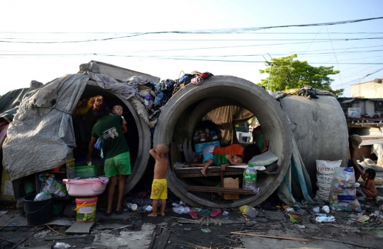 Potret kemiskinan warga Filipina hingga tidur di pipa gorong-gorong