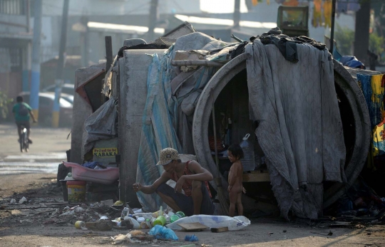 Potret kemiskinan warga Filipina hingga tidur di pipa gorong-gorong