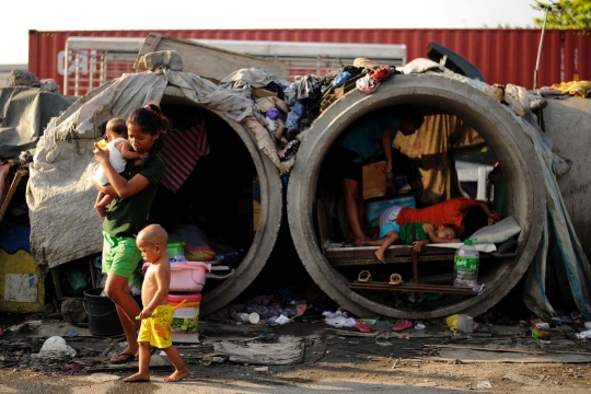 Potret kemiskinan warga Filipina hingga tidur di pipa gorong-gorong