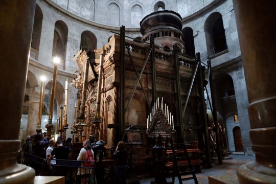 Mengunjungi makam Yesus di Yerusalem