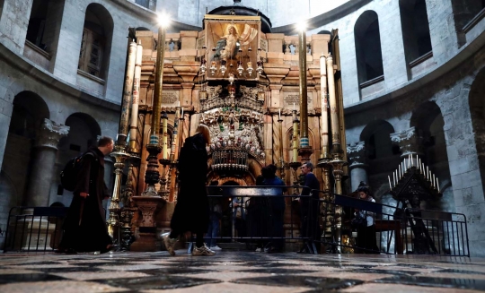 Mengunjungi makam Yesus di Yerusalem