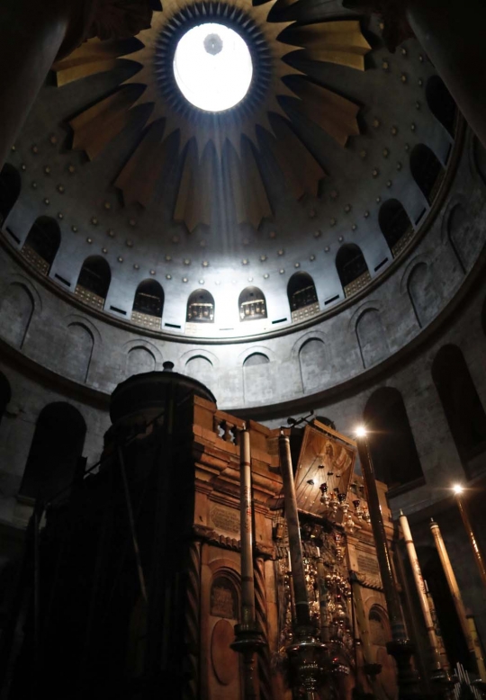 Mengunjungi makam Yesus di Yerusalem