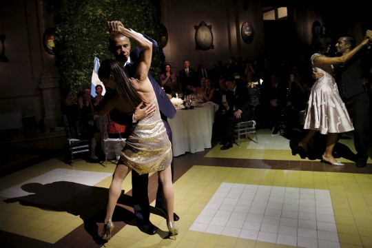 Wajah kaku Obama saat menari tango dengan wanita seksi Argentina