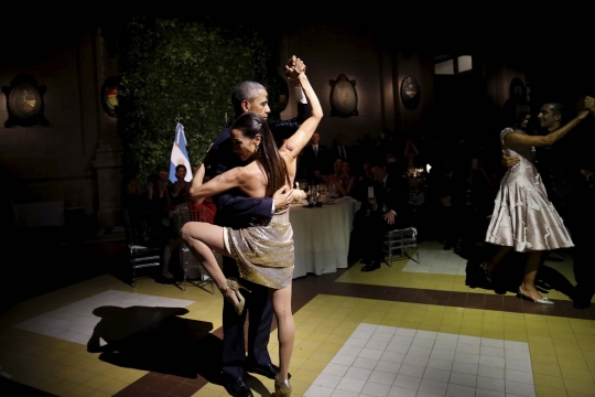 Wajah kaku Obama saat menari tango dengan wanita seksi Argentina