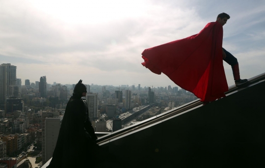 Aksi kocak Batman dan Superman bertarung di Lebanon