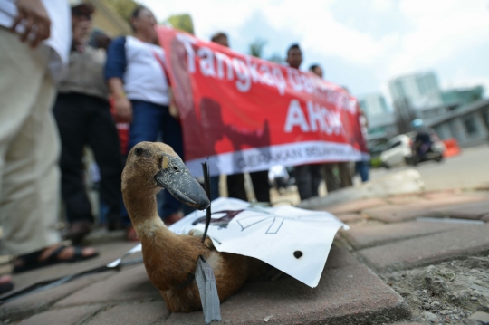 Massa bawa itik ke Gedung KPK tuntut penuntasan korupsi Sumber Waras