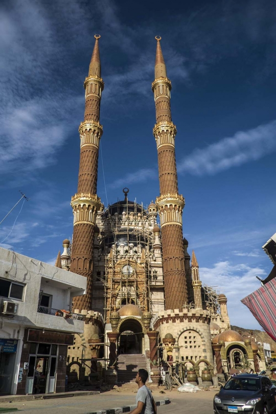 Mengagumi keindahan Masjid Al-Sahaaba di pegunungan Laut Merah