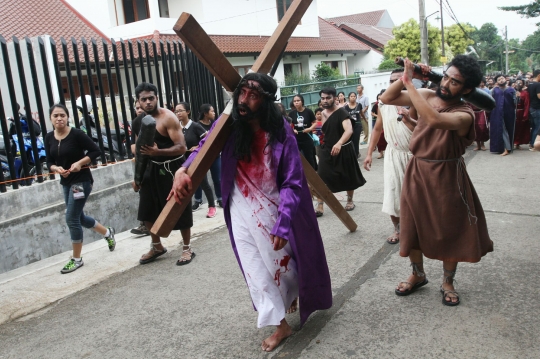 Aksi teatrikal mengenang kesengsaraan Yesus sebelum disalib