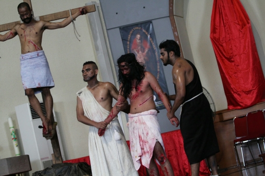 Aksi teatrikal mengenang kesengsaraan Yesus sebelum disalib
