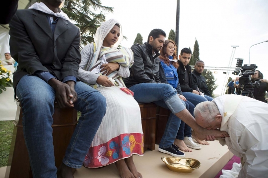Ini aksi Paus Fransiskus basuh dan cium kaki imigran muslim