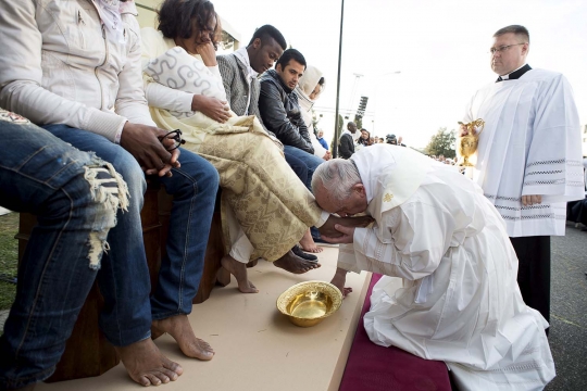 Ini aksi Paus Fransiskus basuh dan cium kaki imigran muslim