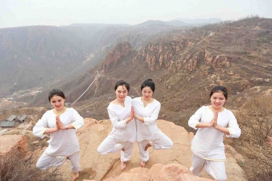 Mendebarkan, wanita-wanita cantik ini latihan yoga di pucuk tebing