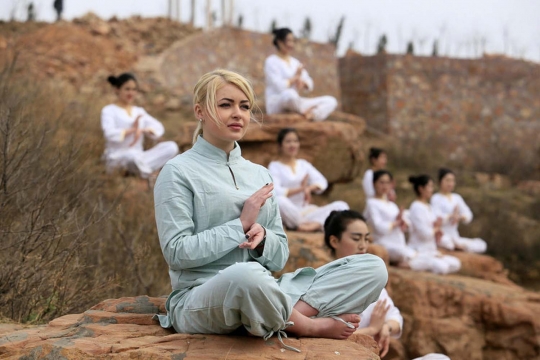 Mendebarkan, wanita-wanita cantik ini latihan yoga di pucuk tebing