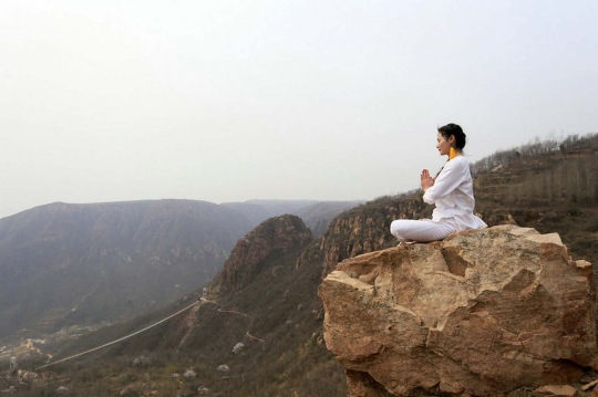 Mendebarkan, wanita-wanita cantik ini latihan yoga di pucuk tebing