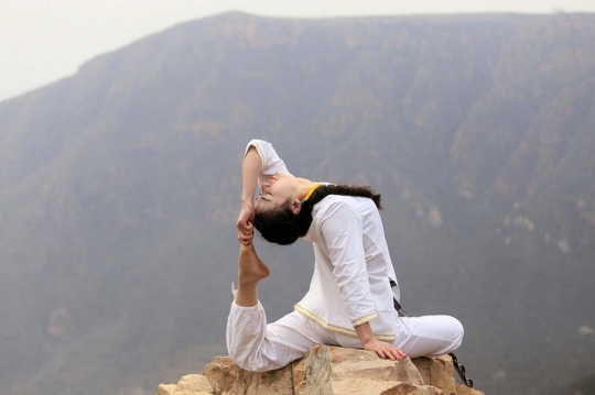 Mendebarkan, wanita-wanita cantik ini latihan yoga di pucuk tebing