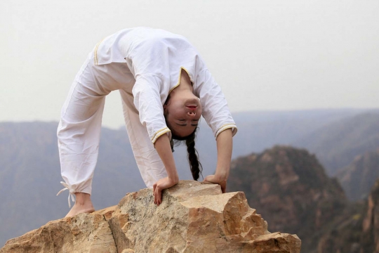 Mendebarkan, wanita-wanita cantik ini latihan yoga di pucuk tebing