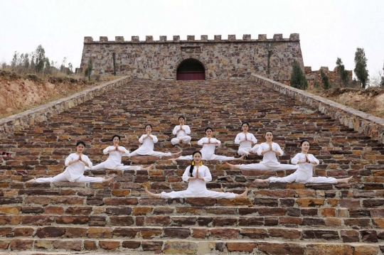 Mendebarkan, wanita-wanita cantik ini latihan yoga di pucuk tebing