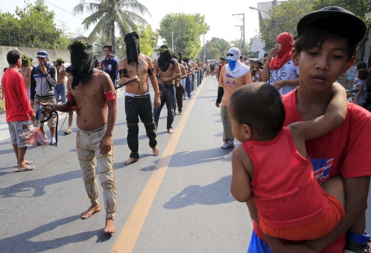 Ekstremnya ritual pengakuan dosa umat Kristen di Filipina