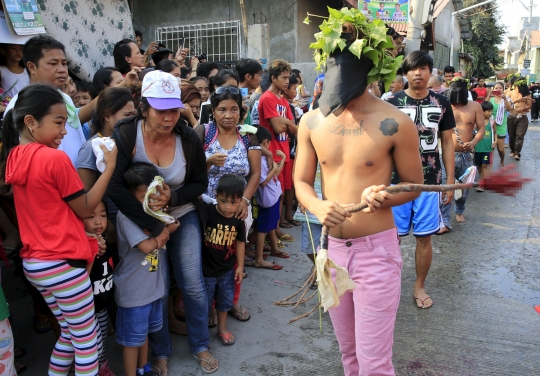 Ekstremnya ritual pengakuan dosa umat Kristen di Filipina