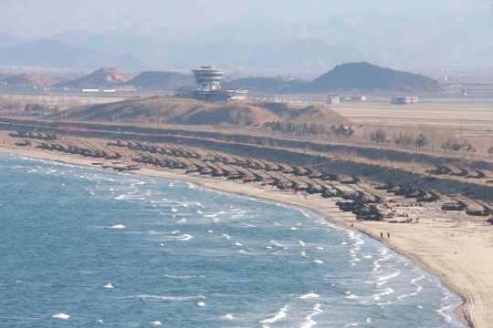 Militer Korut pamer kekuatan tempur di hadapan Kim Jong-un