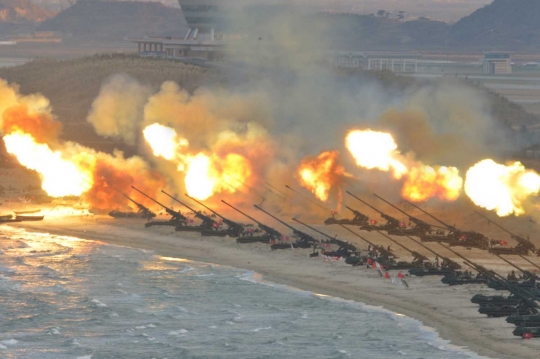 Militer Korut pamer kekuatan tempur di hadapan Kim Jong-un