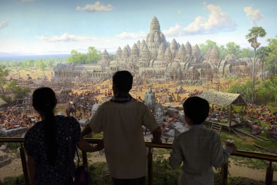 Berkeliling museum Angkor Wat buatan Korea Utara di Kamboja