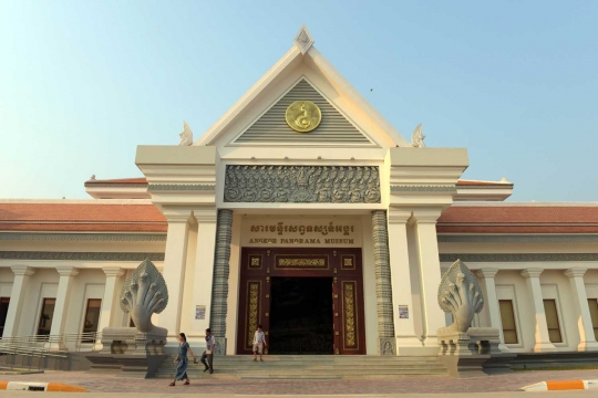 Berkeliling museum Angkor Wat buatan Korea Utara di Kamboja