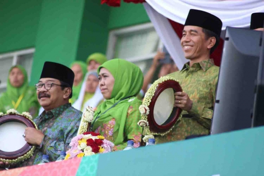 Hadiri Harlah ke-70 Muslimat NU, Jokowi asyik bermain rebana