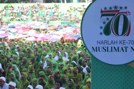 Hadiri Harlah ke-70 Muslimat NU, Jokowi asyik bermain rebana