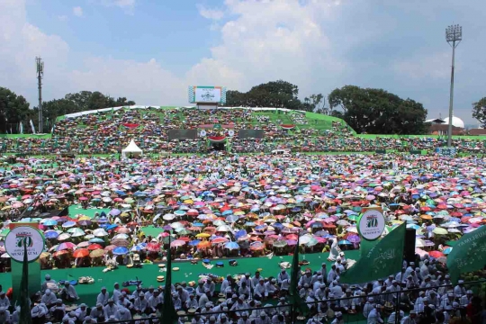 Hadiri Harlah ke-70 Muslimat NU, Jokowi asyik bermain rebana