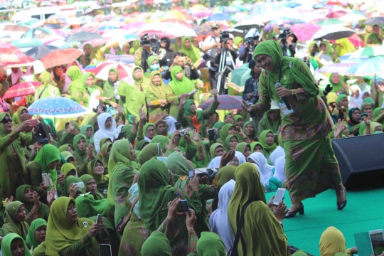 Hadiri Harlah ke-70 Muslimat NU, Jokowi asyik bermain rebana