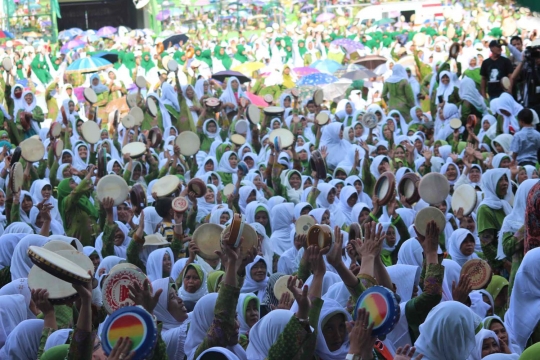 Hadiri Harlah ke-70 Muslimat NU, Jokowi asyik bermain rebana