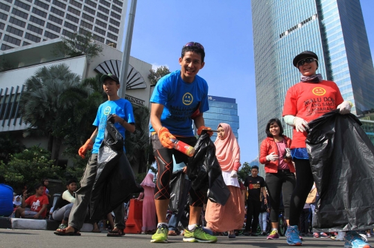 Aksi Sandiaga Uno pungut sampah di Bundaran HI