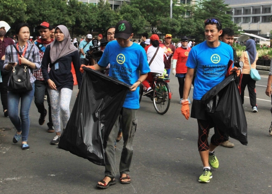 Aksi Sandiaga Uno pungut sampah di Bundaran HI