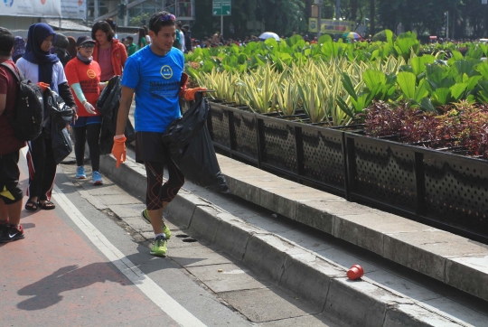 Aksi Sandiaga Uno pungut sampah di Bundaran HI