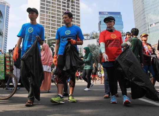 Aksi Sandiaga Uno pungut sampah di Bundaran HI