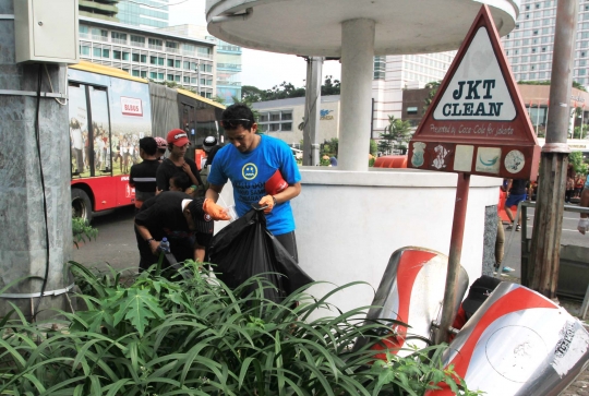 Aksi Sandiaga Uno pungut sampah di Bundaran HI