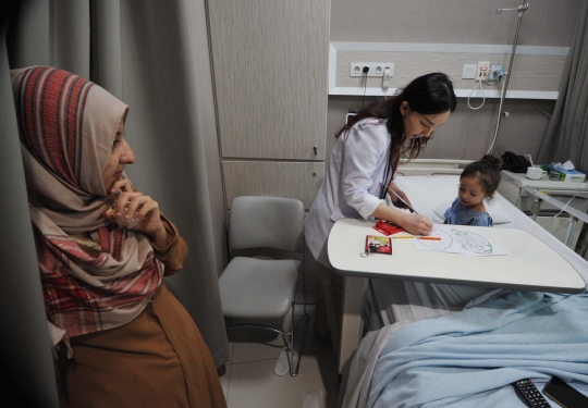 Keseruan pasien RS Siloam Simatupang warnai gambar telur Paskah