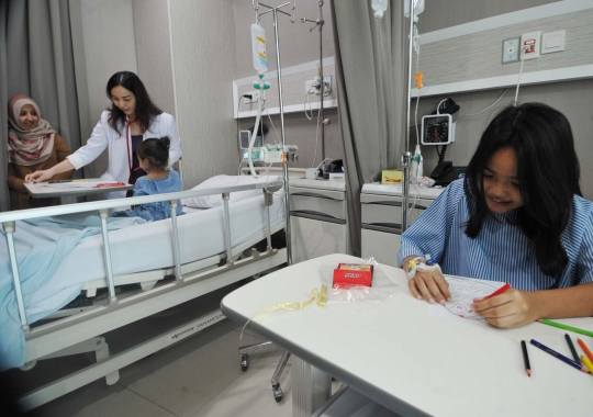 Keseruan pasien RS Siloam Simatupang warnai gambar telur Paskah