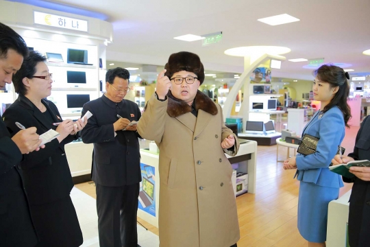 Gaya Kim Jong-un ketika keliling pusat perbelanjaan