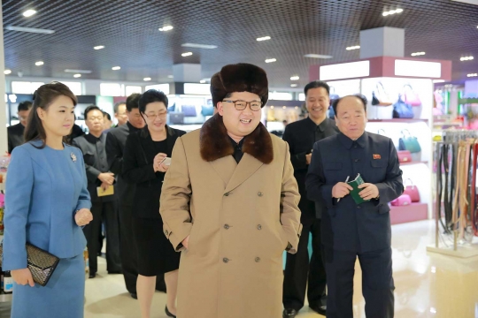 Gaya Kim Jong-un ketika keliling pusat perbelanjaan