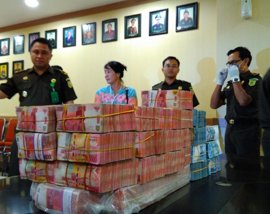 Ini tumpukan uang Rp 4 miliar hasil korupsi alkes RSUD di Sulsel