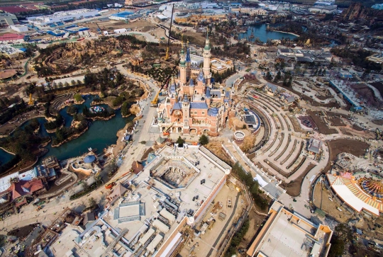 Penampakan megahnya Disneyland buatan China