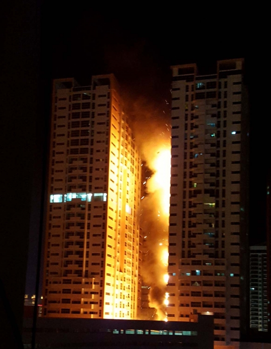 Dahsyatnya kebakaran gedung pencakar langit di Uni Emirat Arab