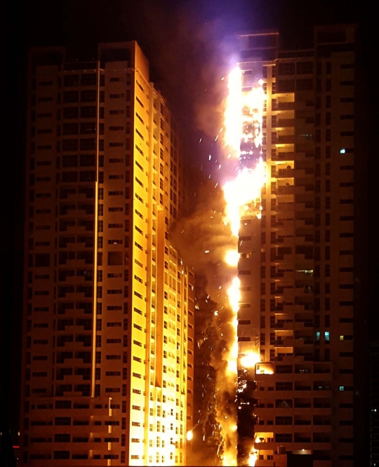 Dahsyatnya kebakaran gedung pencakar langit di Uni Emirat Arab