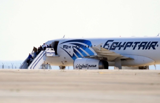 Wajah syok penumpang EgyptAir pasca-disandera di Siprus