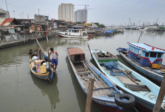 Warga Kampung Akuarium berbenah ke Rusun Marunda pakai sampan