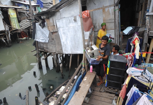 Warga Kampung Akuarium berbenah ke Rusun Marunda pakai sampan