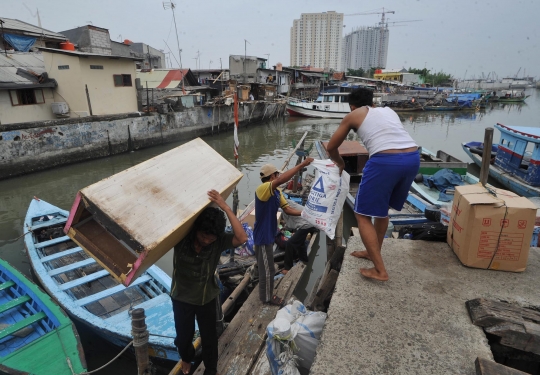 Warga Kampung Akuarium berbenah ke Rusun Marunda pakai sampan