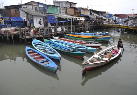 Warga Kampung Akuarium berbenah ke Rusun Marunda pakai sampan